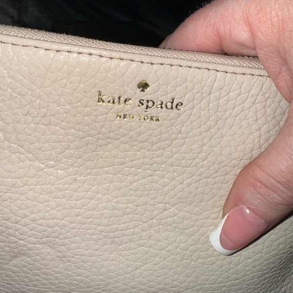 Kate Spade New York
Chester Street Gia Clutch neutral colors bone beige - Picture 3 of 11